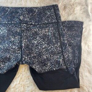 Lululemon Women’s Gray & Black Capri Leggings Yoga Pants Sz 6